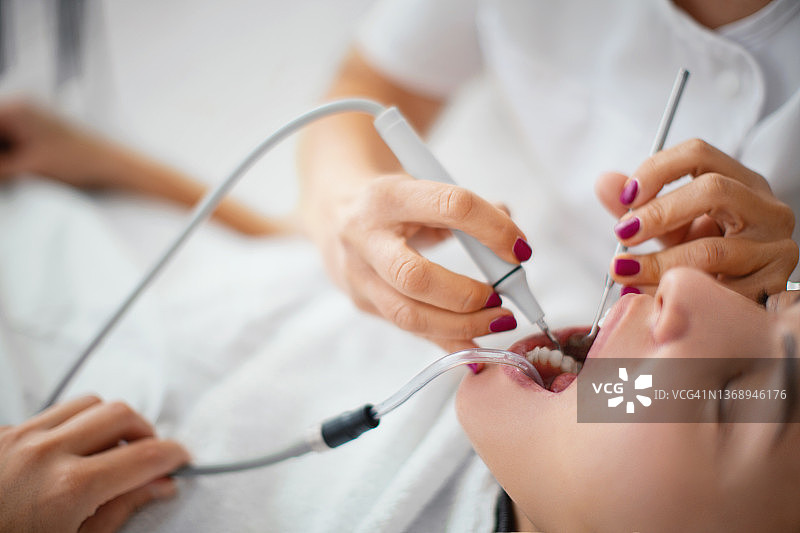 牙科医生清除牙结石图片素材