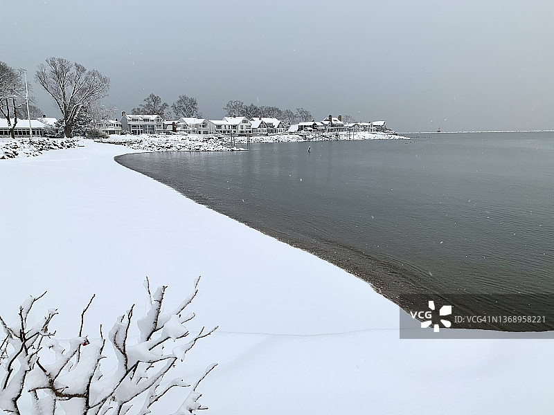 被雪覆盖的海滩图片素材
