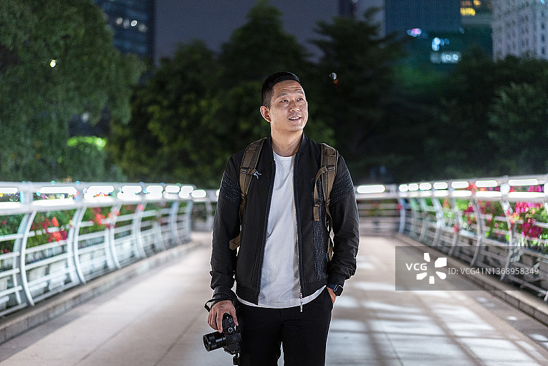 在城市中漫步的年轻旅行者图片素材