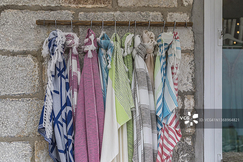 商店里的彩色围巾（希腊，雅典）图片素材