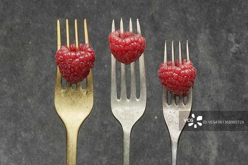 叉子上的覆盆子图片素材