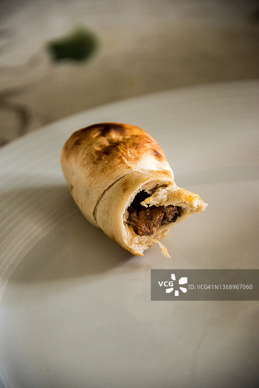 咬了一半的烤肉卷图片素材