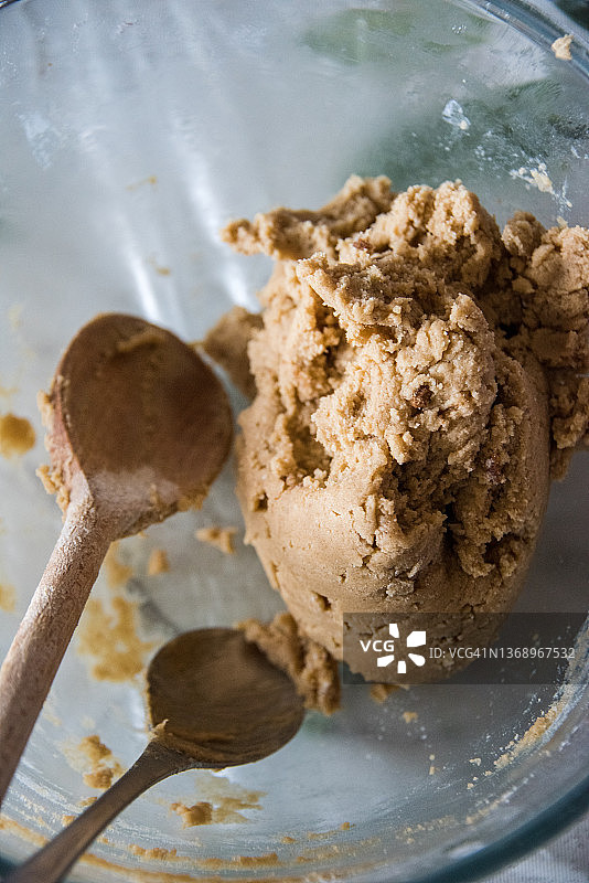 在玻璃碗中混合面粉、德梅拉拉红糖、黄油和鸡蛋，制作曲奇杯面团图片素材