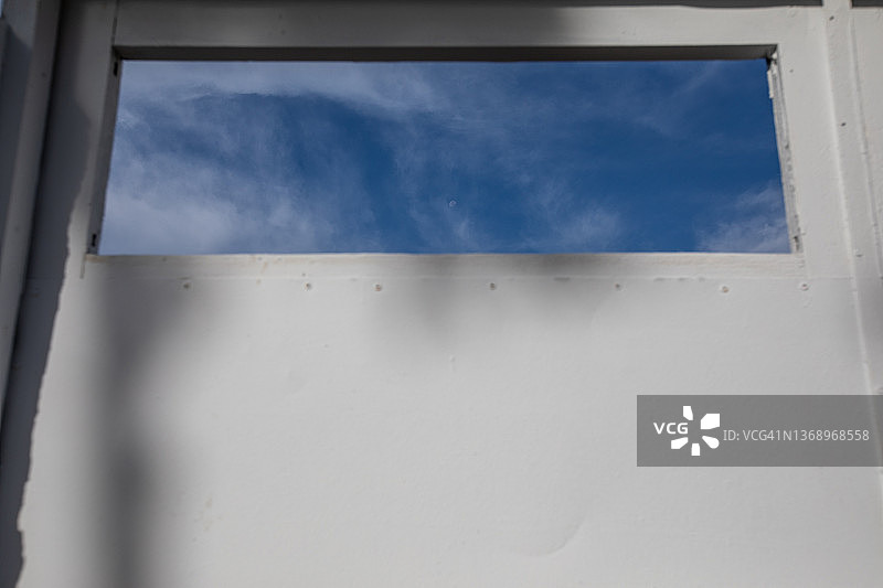 通往天空的窗户图片素材