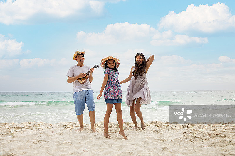 在海滩的家庭图片素材