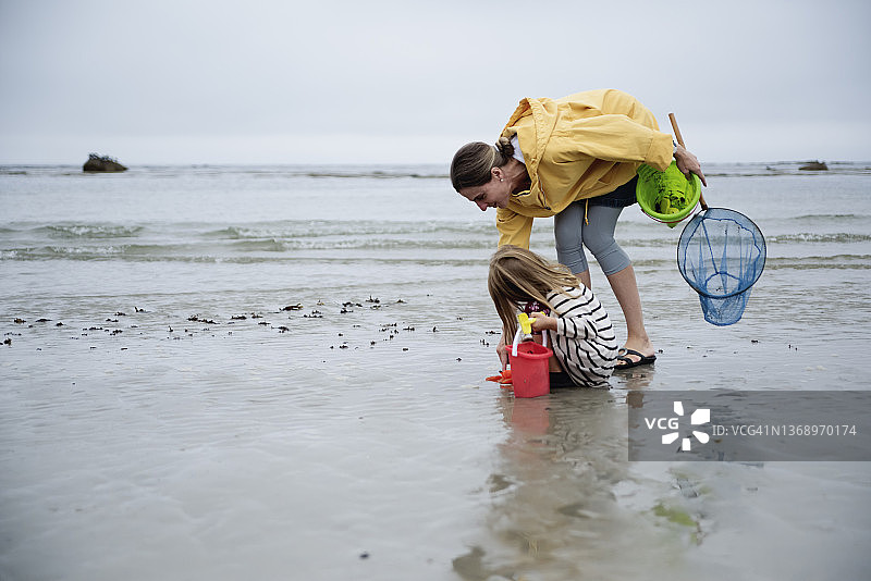 母女在阴天的海滩上图片素材