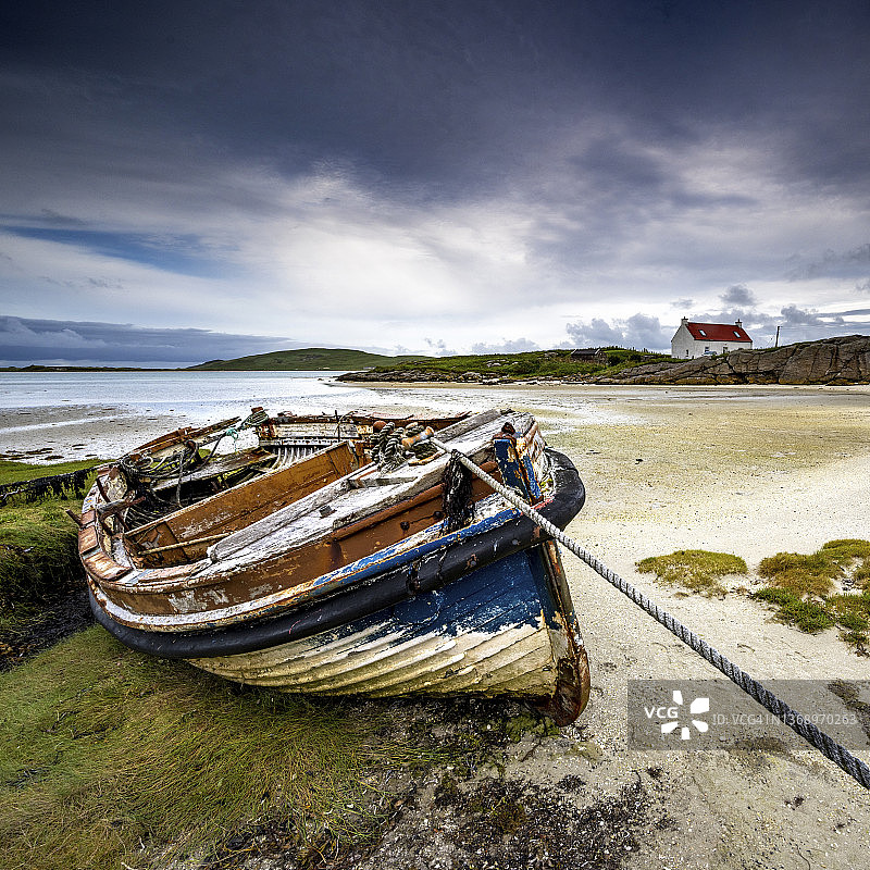 苏格兰巴拉岛上搁浅船只的海滩图片素材