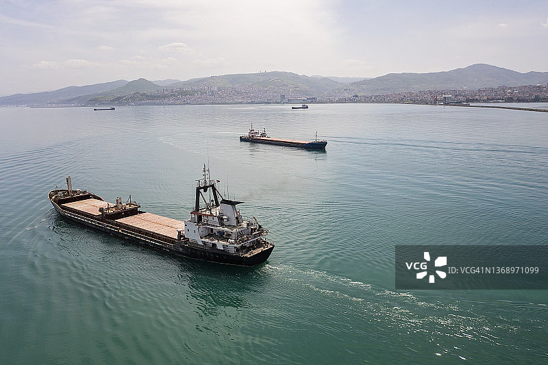 航拍过境货船。图片素材