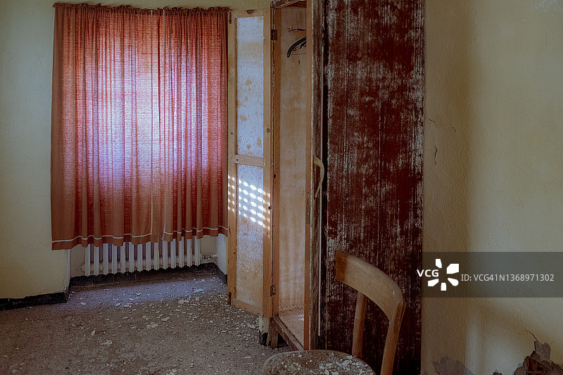 空房子里的粉色窗帘图片素材