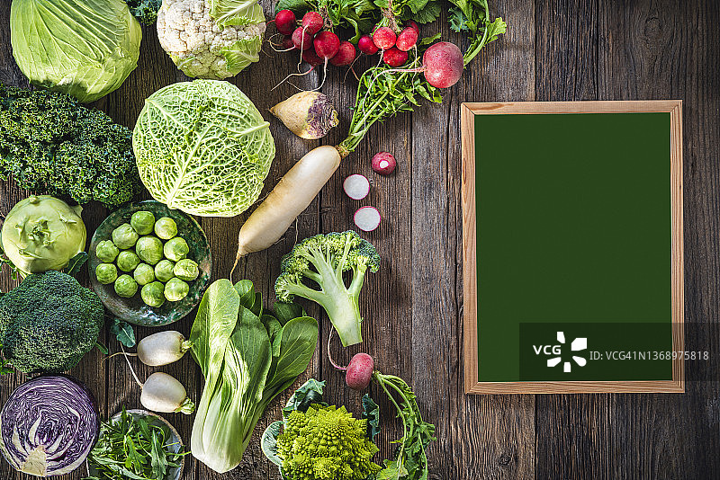十字花科蔬菜拼盘，如卷心菜、西兰花、萝卜、芜菁、羽衣甘蓝、罗马花椰菜、小萝卜、芝麻菜图片素材