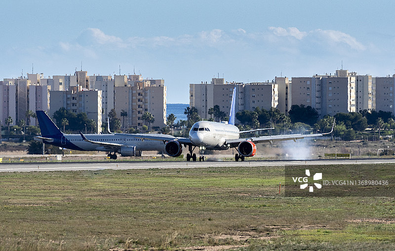 阿利坎特-埃尔切米格尔·埃尔南德斯机场的飞机起降图片素材