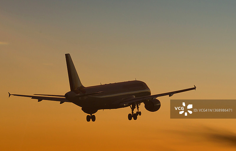 日落时分的天空飞机图片素材