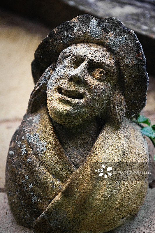 科茨沃尔德斯坦顿教堂侧面的雕塑图片素材