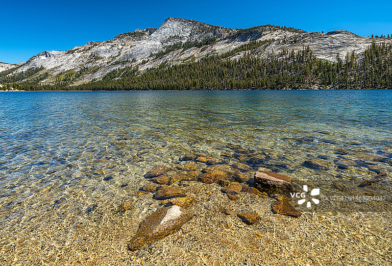 特纳亚湖的清澈湖水图片素材
