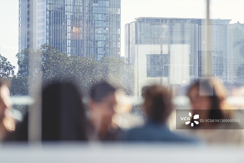 商务人士会议的高楼背景虚化图像图片素材