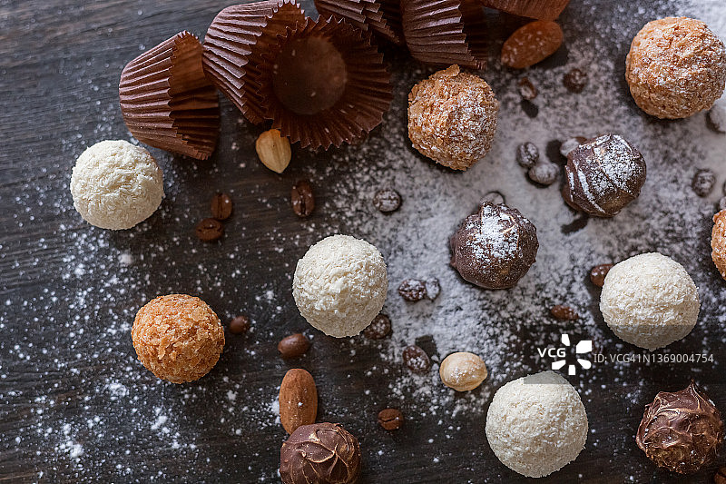 深色背景上的巧克力松露，撒上糖粉图片素材