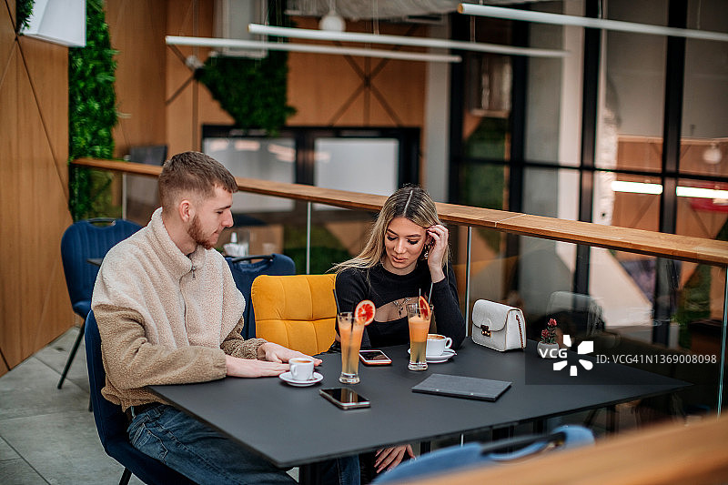 正在饮用的年轻人图片素材