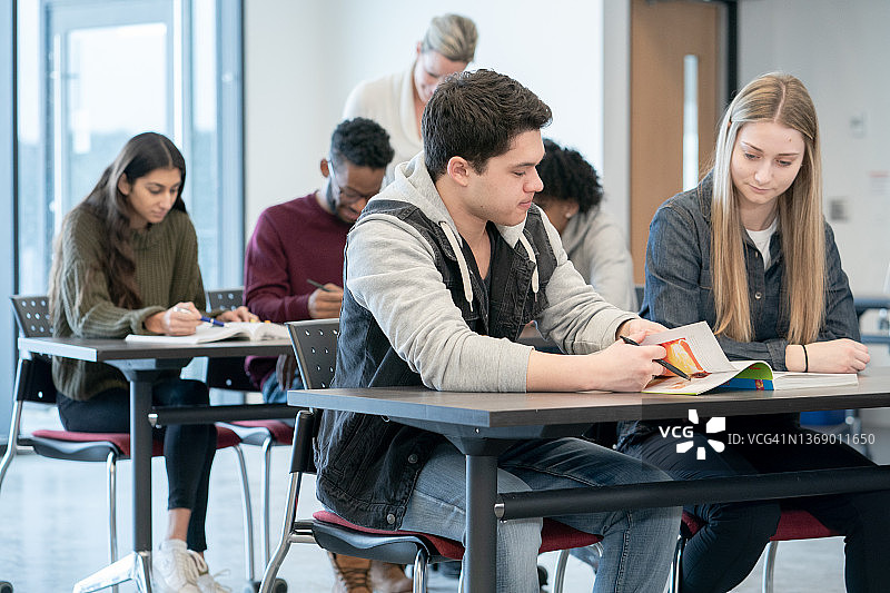 课堂上交谈的大学生图片素材