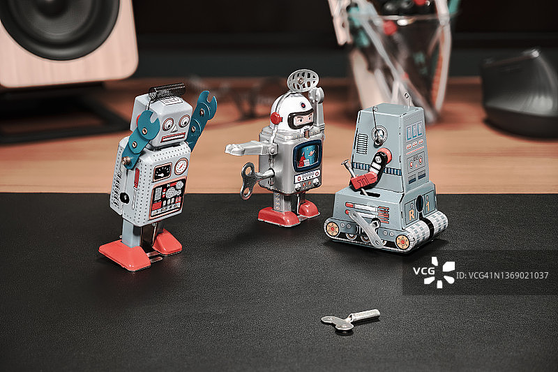 激烈讨论中的玩具机器人图片素材