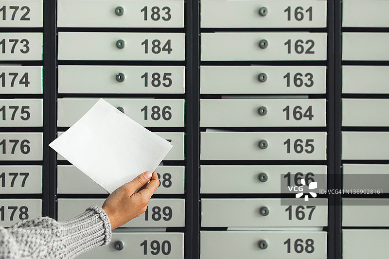 女人手将信件放入邮箱，有复制空间，无法辨认的人图片素材