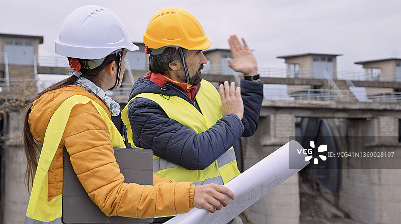 水电站维护工程师，关注生态的可再生能源系统图片素材