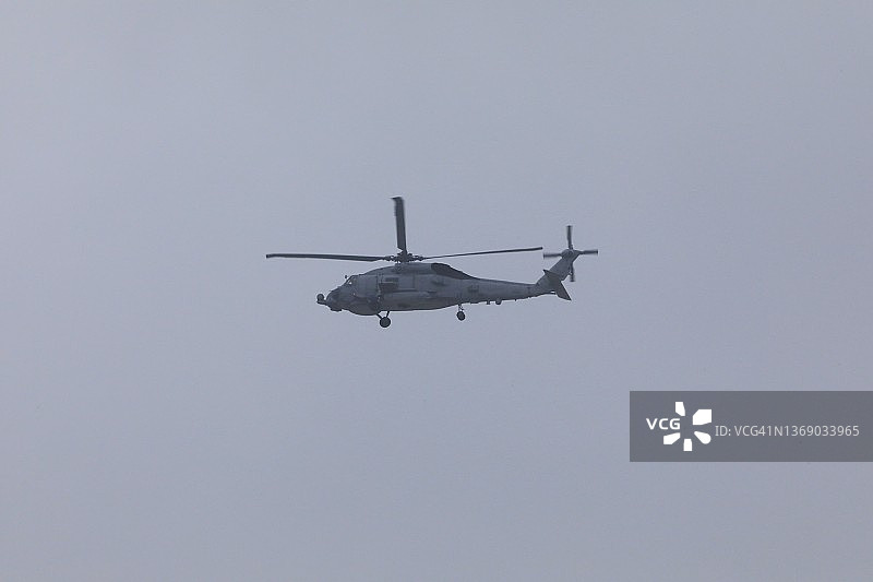 阴天下的军用直升机图片素材