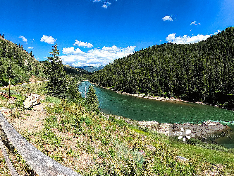 山谷中的蛇河图片素材