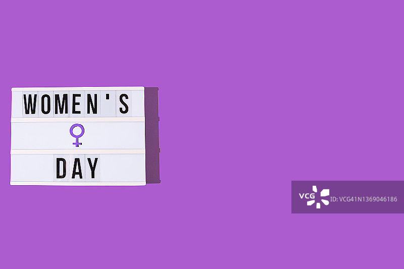 带有紫色女性符号和“妇女节”文字的灯箱图片素材