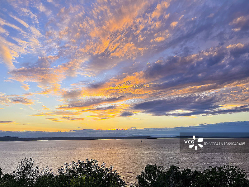 普吉特海湾的壮丽日落云彩与远处奥林匹克山脉图片素材