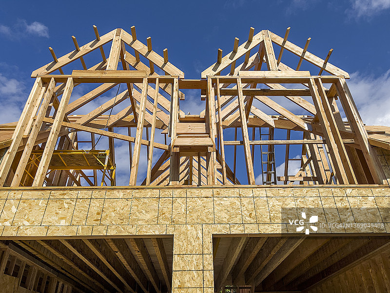 在建房屋老虎窗窗框木纹图片素材