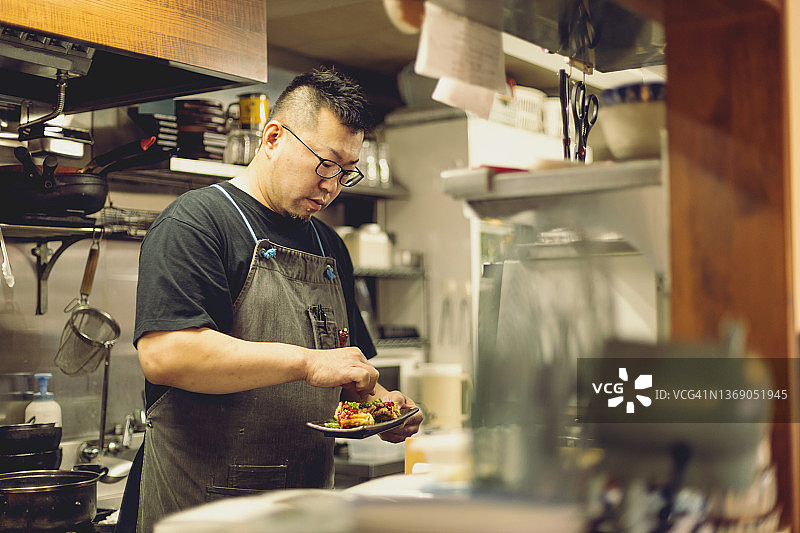 厨师在日式居酒屋餐厅准备食物图片素材