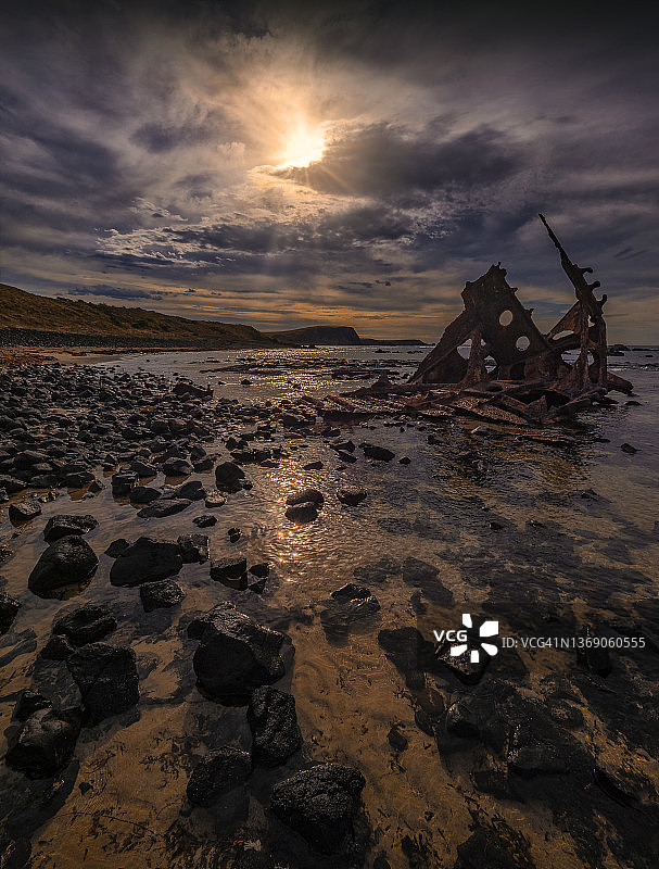 澳大利亚维多利亚州菲利普岛巴斯海岸，SS. Speke号旧海难船只残骸，基蒂米勒湾，夏日阳光下图片素材