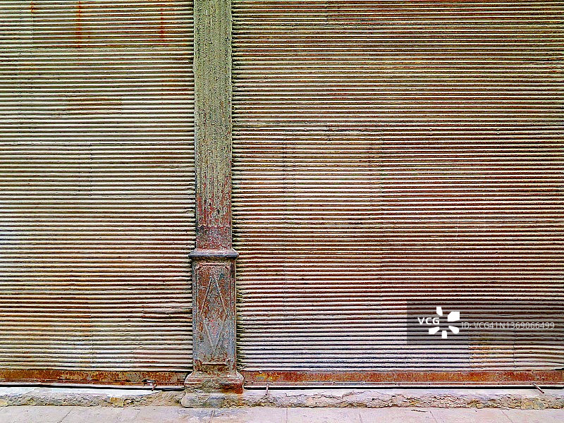 哈瓦那：锈迹斑驳的金属卷帘门和街道图片素材