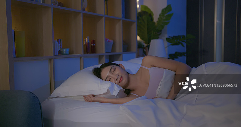 亚洲女人睡得很香图片素材