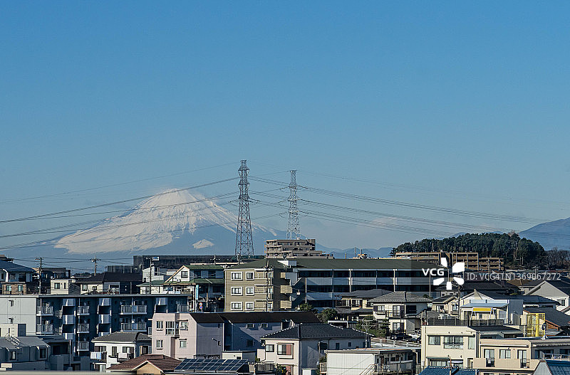 日本横滨市的雪山富士山和居民区图片素材