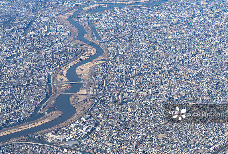 从飞机上俯瞰日本埼玉县川口市图片素材