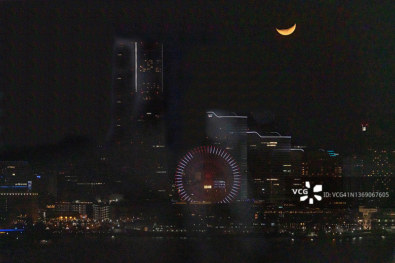 日本横滨市上空的月亮图片素材