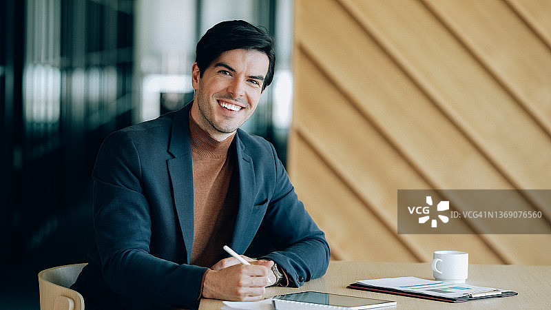 工作中微笑的商人肖像图片素材