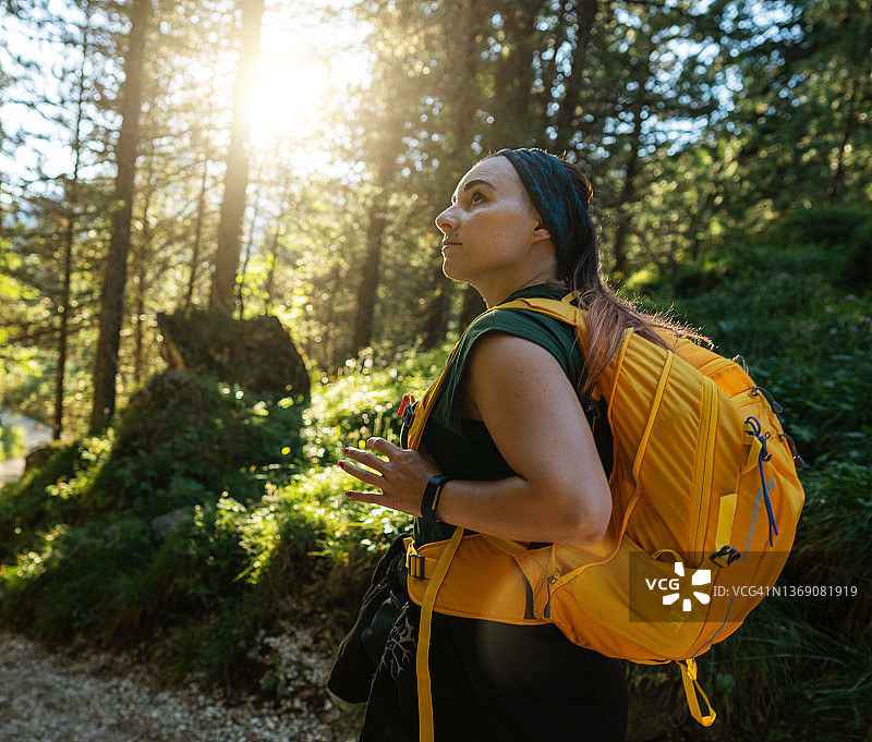 独自在多洛米蒂山脉森林中徒步的妇女图片素材