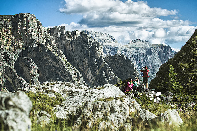 在多洛米蒂山脉徒步的女性团体图片素材