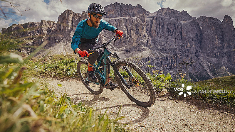 多洛米蒂山脉上的山地自行车户外运动：耐力赛单 ट्रैक ट्रैक图片素材