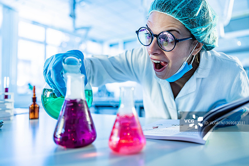 疯狂的女科学家在实验室里混合有毒物质图片素材