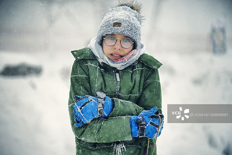 冬季暴风雪中寒冷的少年 портрет图片素材