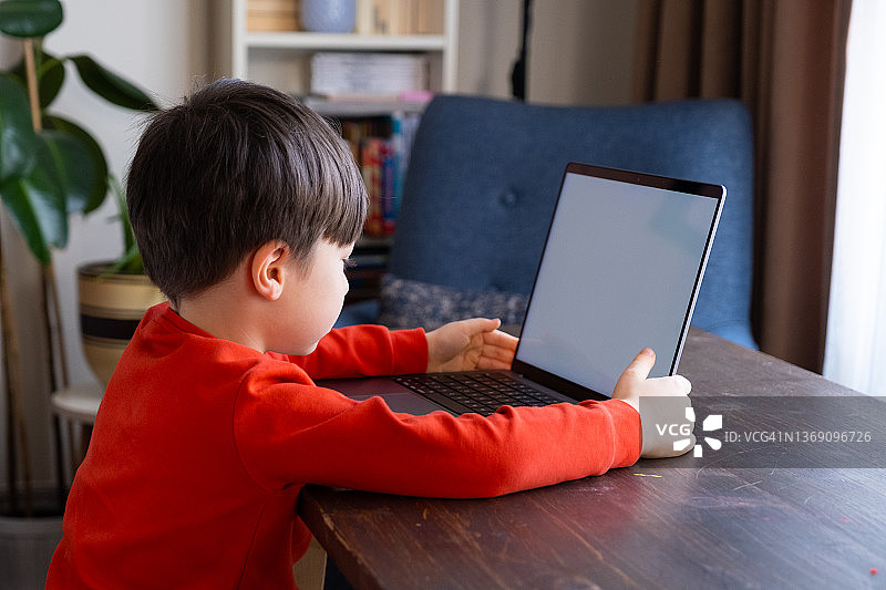 儿童在家使用笔记本电脑图片素材