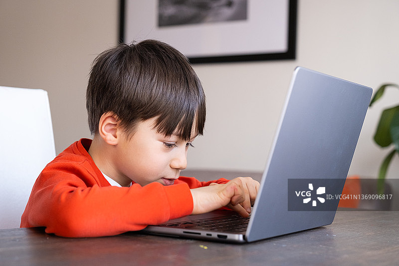 儿童在家使用笔记本电脑图片素材