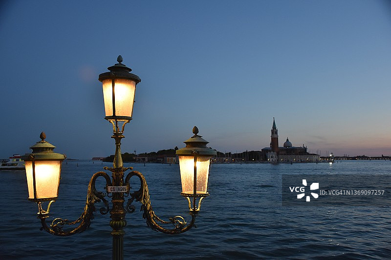 夜晚的马焦雷岛圣乔治教堂图片素材