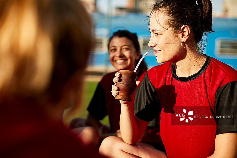足球运动员在比赛间隙享用马黛茶图片素材