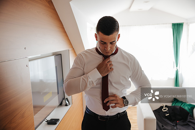 在家打扮的年轻帅气的男人图片素材