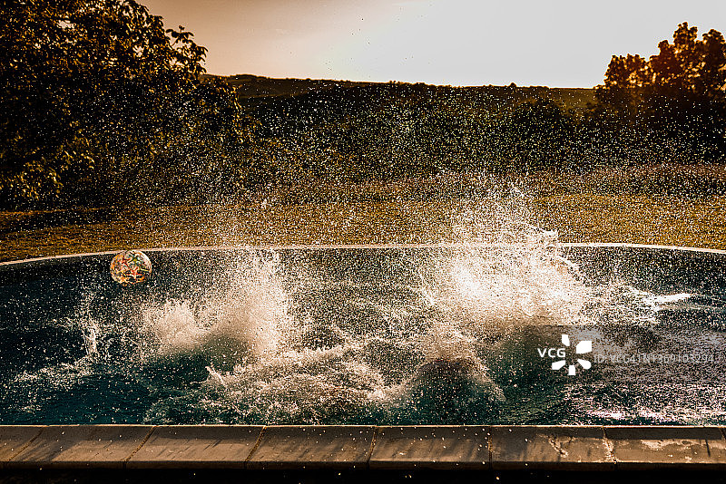 跳跃飞溅图片素材