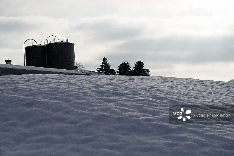 乌尔奈施附近的农业设备图片素材